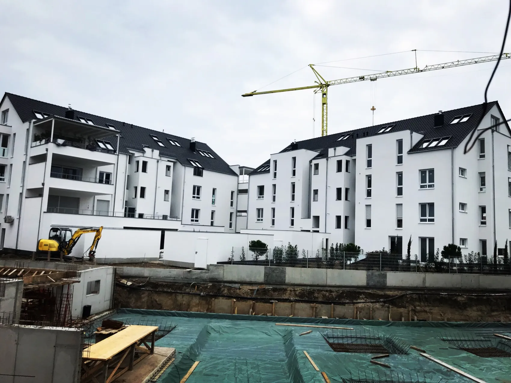 Fertiggestellte Wohnanlage in Mutterstadt mit weißer Putzfassade